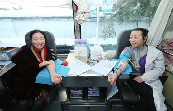 外采科主任张文琪（右）、主管护师刘易非在献血