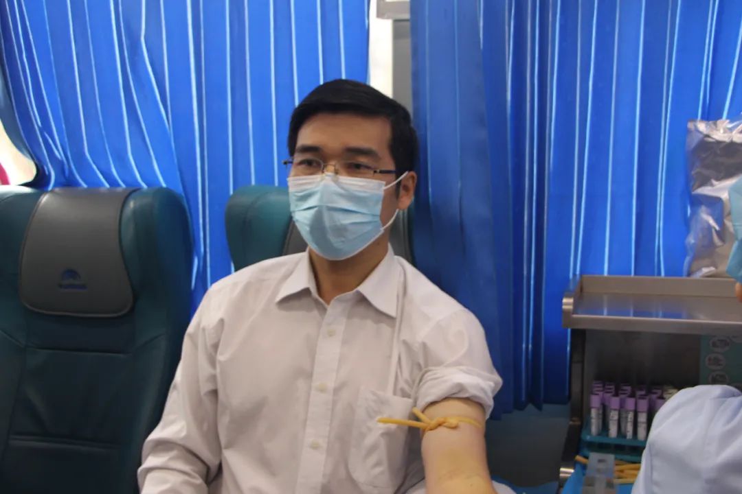 市委副书记、市长赖惠镇带头献血